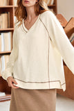 Pull col V en tricot texturé à coutures apparentes beige