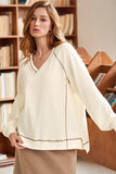 Pull col V en tricot texturé à coutures apparentes beige