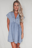 Robe babydoll en jean bleu à taille haute et col à revers et manches courtes