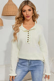 Pull en tricot boutonné à bordure volantée beige