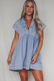 Robe babydoll en jean bleu à taille haute et col à revers et manches courtes